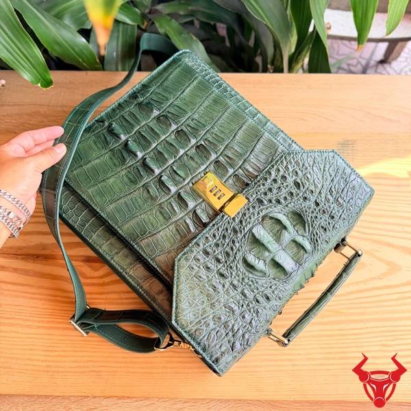 Cặp Xách Đeo Da Cá Sấu Gù CTA4 Chuyên Nghiệp Và Đẳng Cấp Cặp xách đeo form đứng da cá sấu gù CTA4 màu xanh lá sang trọng.