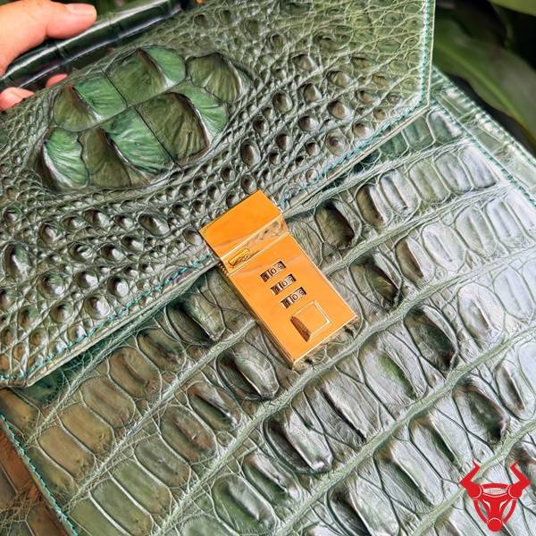 Cặp Da Cá Sấu Gù CTA4 Màu Xanh Lá Cao Cấp Cho Công Việc Cặp xách da cá sấu gù CTA4 màu xanh lá cao cấp cho doanh nhân.