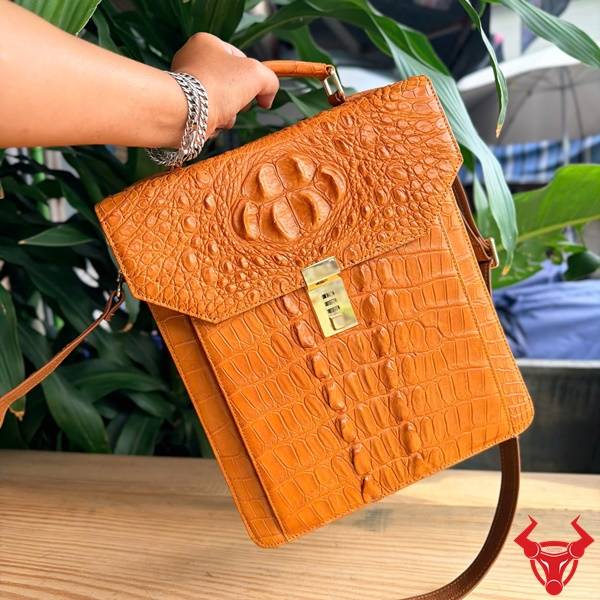 Cặp xách da cá sấu gù CTA4 màu vàng cam hoàn thiện tinh xảo.
