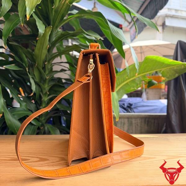 Cặp xách đeo da cá sấu gù CTA4 màu vàng cam đẳng cấp.