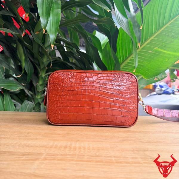 Túi Clutch Nam Da Bụng Cá Sấu CBFA8 Sang Trọng Túi clutch da bụng cá sấu CBFA8 màu đỏ sang trọng.