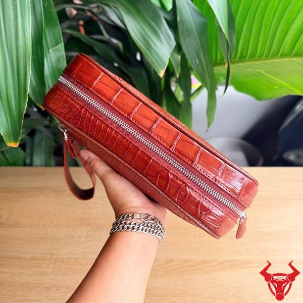 Túi Clutch Da Cá Sấu CBFA8 Màu Đỏ Đẳng Cấp Túi clutch nam da bụng cá sấu CBFA8 hoàn thiện tinh xảo.
