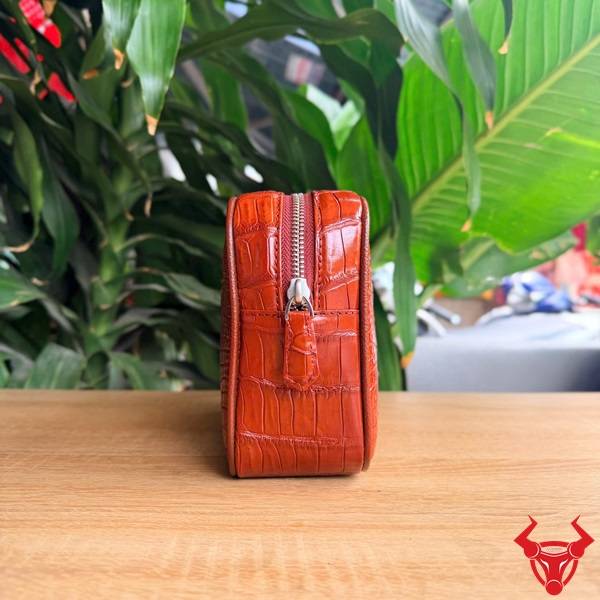 Mua Túi Clutch Nam Da Bụng Cá Sấu CBFA8 Chính Hãng Túi clutch da bụng cá sấu CBFA8 phong cách hiện đại màu đỏ.