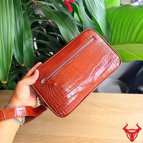 Túi Cầm Tay Nam Da Cá Sấu CBFA8 Cao Cấp Cho Doanh Nhân Túi clutch cầm tay da cá sấu CBFA8 màu đỏ đẳng cấp.