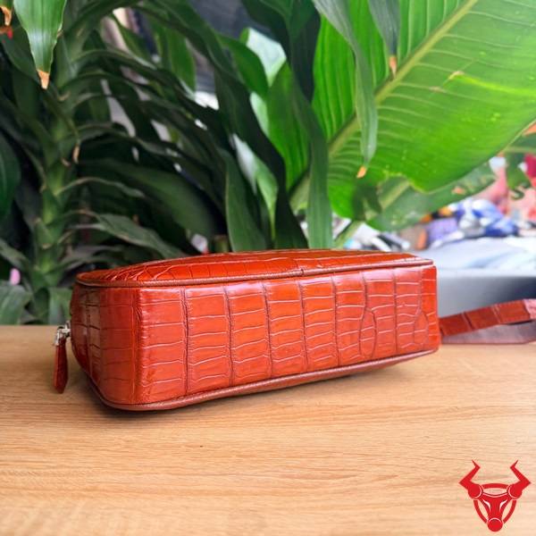 Túi Clutch Cầm Tay Da Bụng Cá Sấu CBFA8 Sang Trọng Bền Đẹp Túi clutch cầm tay nam da bụng cá sấu CBFA8 màu đỏ sang trọng.