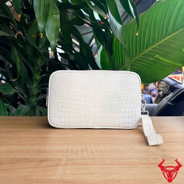 Túi clutch da bụng cá sấu CBFA8 màu bạch tạng sang trọng.