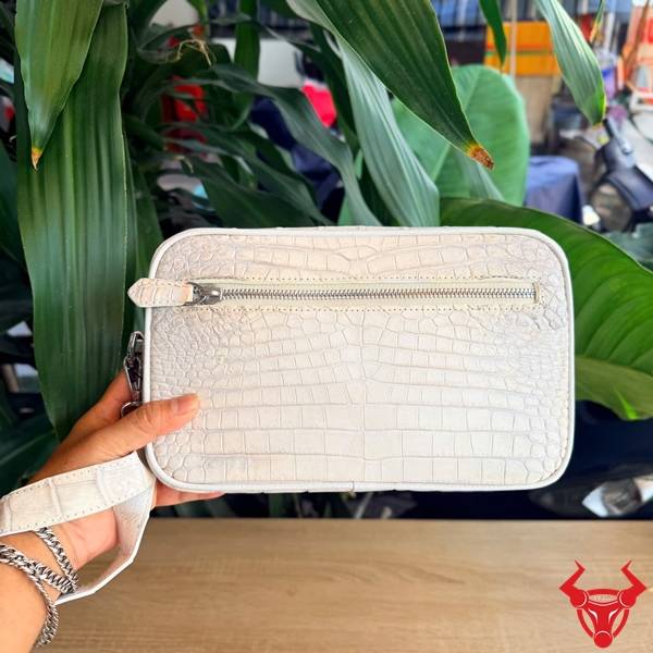 Túi clutch da bụng cá sấu CBFA8 màu bạch tạng độc đáo.