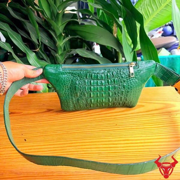 Túi đeo bụng da cá sấu gù TTAA4 thiết kế nhỏ gọn màu xanh lá.