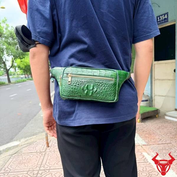 Túi đeo bụng da cá sấu gù TTAA4 màu xanh lá độc đáo.