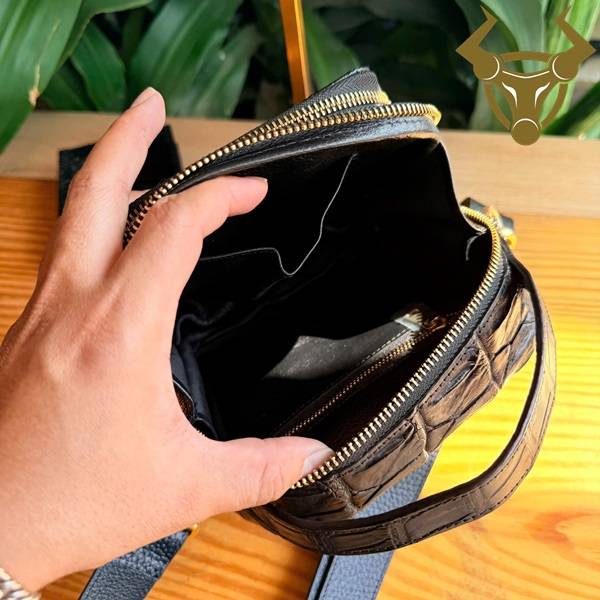 Túi Xách Đeo Chéo Nam Da Cá Sấu Gù TVBA4 Điểm Nhấn Thời Trang Túi da cá sấu gù TVBA4 màu đen cao cấp cuốn hút.