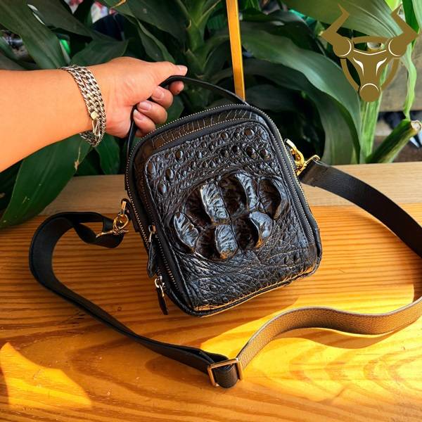 Túi Da Cá Sấu Gù TVBA4 Màu Đen Thời Trang Cao Cấp Túi da cá sấu gù TVBA4 màu đen hoàn thiện tinh xảo.