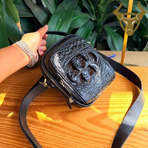 Túi Xách Nam Da Cá Sấu Gù TVBA4 Đẳng Cấp Và Ấn Tượng Túi đeo chéo da cá sấu gù TVBA4 đẳng cấp màu đen.