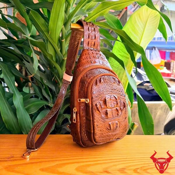 Túi đeo chéo nam da cá sấu gù TFA4 phong cách doanh nhân.