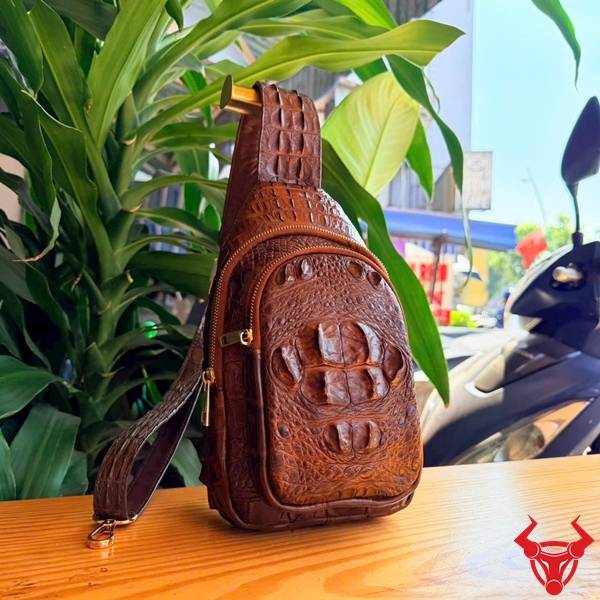 Túi da cá sấu gù TFA4 màu nâu đất hoàn thiện tinh xảo.
