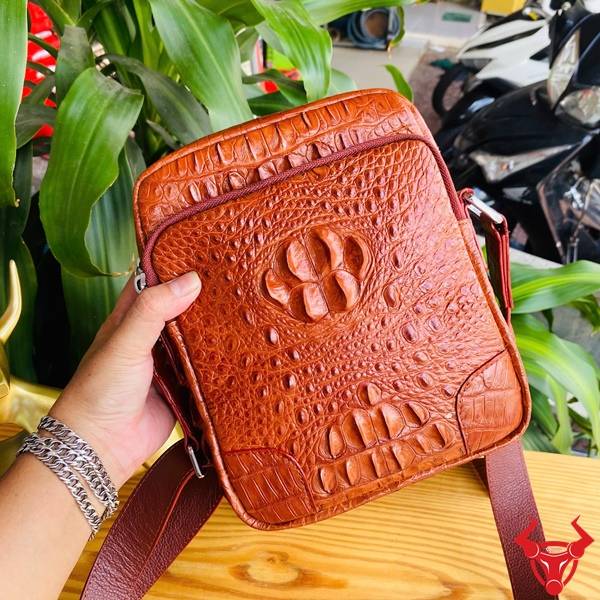 Túi Đeo Chéo Nam Da Cá Sấu Gù TVA4 Nhỏ Gọn Tiện Dụng Túi đeo chéo da cá sấu gù TVA4 thiết kế gọn nhẹ màu nâu đỏ.