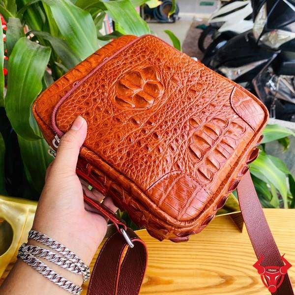 Mua Túi Đeo Chéo Nam Da Cá Sấu Gù TVA4 Màu Nâu Đỏ Chính Hãng Túi đeo chéo nam da cá sấu gù TVA4 màu nâu đỏ phong cách doanh nhân.