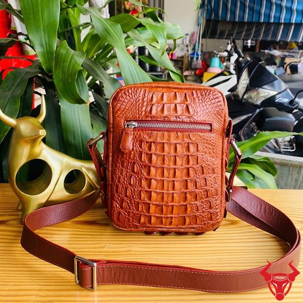 Túi Da Cá Sấu Gù TVA4 Màu Nâu Đỏ Thời Trang Cao Cấp Cho Nam Túi da cá sấu gù TVA4 màu nâu đỏ chuẩn form bền đẹp.