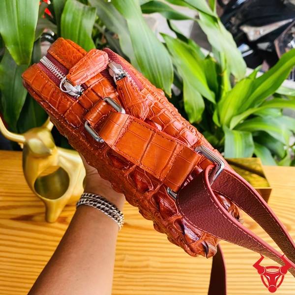 Túi Đeo Chéo Nam Da Cá Sấu Gù TVA4 Chuẩn Form Bền Đẹp Túi đeo chéo da cá sấu gù TVA4 tinh xảo màu nâu đỏ cao cấp.