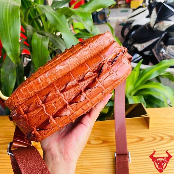 Túi Đeo Chéo Nam Da Cá Sấu Gù TVA4 Thiết Kế Gọn Nhẹ Hiện Đại Túi đeo chéo nam da cá sấu gù TVA4 màu nâu đỏ sang trọng bền đẹp.