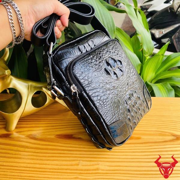 Túi Da Cá Sấu Gù TVA4 Màu Đen Thời Trang Cao Cấp Cho Nam Túi da cá sấu gù TVA4 nhỏ gọn chuẩn form bền đẹp màu đen.