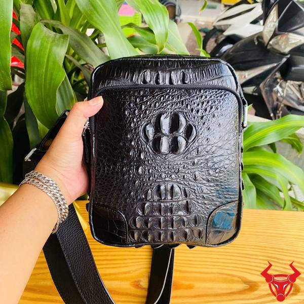 Túi Đeo Chéo Nam Da Cá Sấu Gù TVA4 Chuẩn Form Bền Đẹp Túi đeo chéo nam da cá sấu gù TVA4 dành cho doanh nhân màu đen.