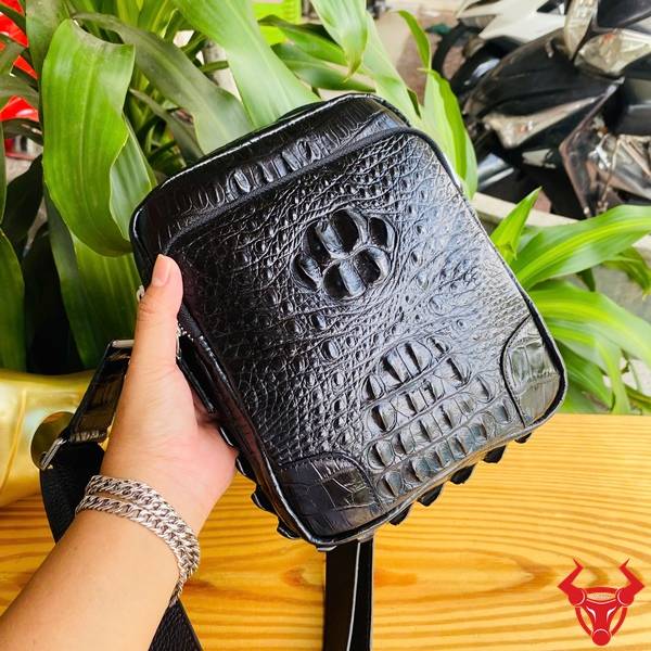 Túi Đeo Chéo Da Cá Sấu Gù TVA4 Màu Đen Đẳng Cấp Doanh Nhân Túi đeo chéo da cá sấu gù TVA4 tinh tế thời trang màu đen.