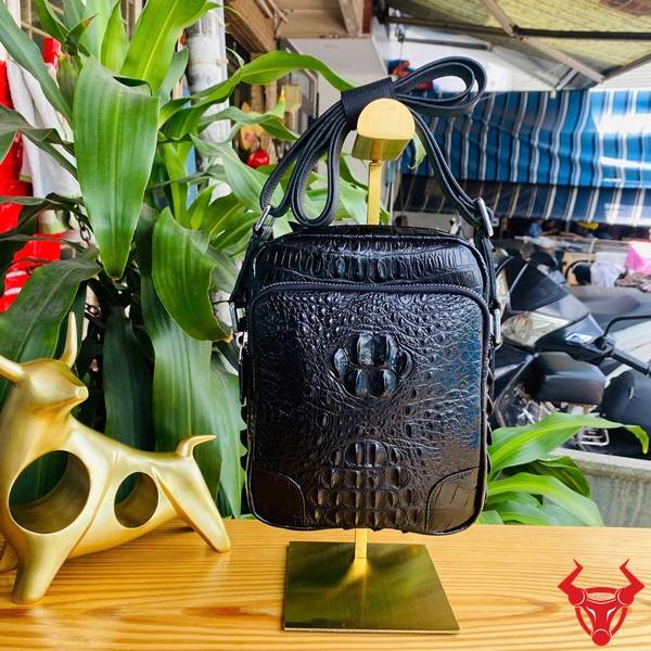 Túi Đeo Chéo Nam Da Cá Sấu Gù TVA4 Thiết Kế Gọn Nhẹ Hiện Đại Túi đeo chéo nam da cá sấu gù TVA4 cao cấp nhỏ gọn màu đen.