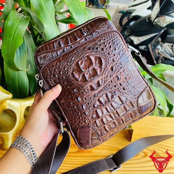 Túi Đeo Chéo Nam Da Cá Sấu Gù TVA4 Nhỏ Gọn Tiện Dụng Túi đeo chéo da cá sấu gù TVA4 thiết kế nhỏ gọn màu nâu đất.
