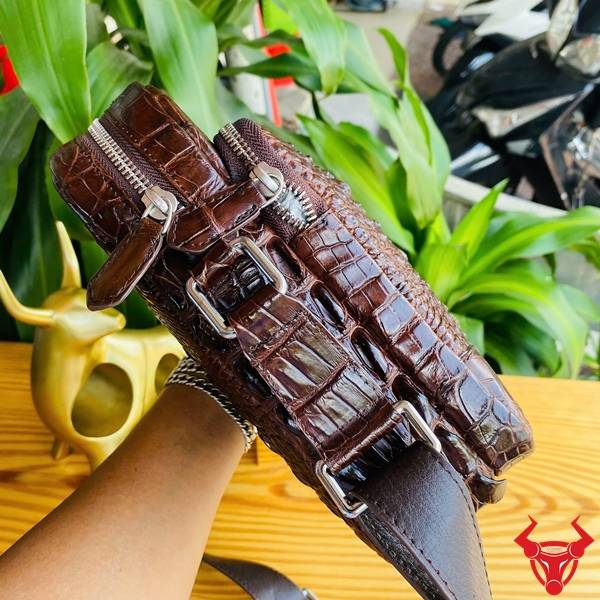 Túi Đeo Chéo Nam Da Cá Sấu Gù TVA4 Chuẩn Form Bền Đẹp Túi đeo chéo da cá sấu gù TVA4 tiện dụng màu nâu đất.