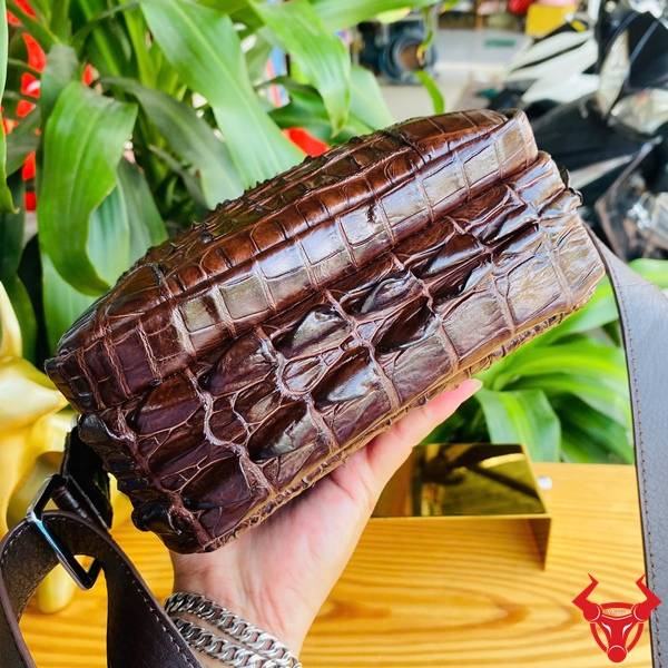 Túi Đeo Chéo Nam Da Cá Sấu Gù TVA4 Thiết Kế Gọn Nhẹ Hiện Đại Túi đeo chéo nam da cá sấu gù TVA4 màu nâu đất sang trọng bền đẹp.