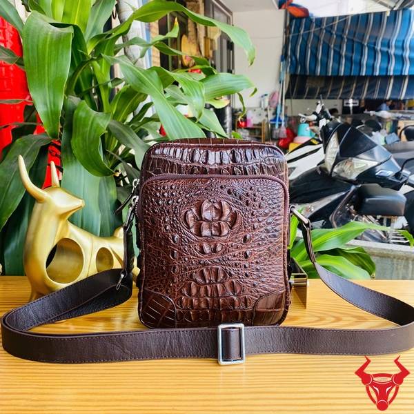 Túi Đeo Chéo Nam Gọn Nhẹ Da Cá Sấu Gù TVA4 Màu Nâu Đất Cao Cấp Túi đeo chéo nam da cá sấu gù TVA4 màu nâu đất cao cấp nhỏ gọn.