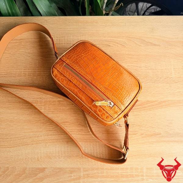 Túi Da Cá Sấu C13A8 Thời Trang Và Sang Trọng Túi đeo chéo da cá sấu C13A8 màu cam nổi bật.