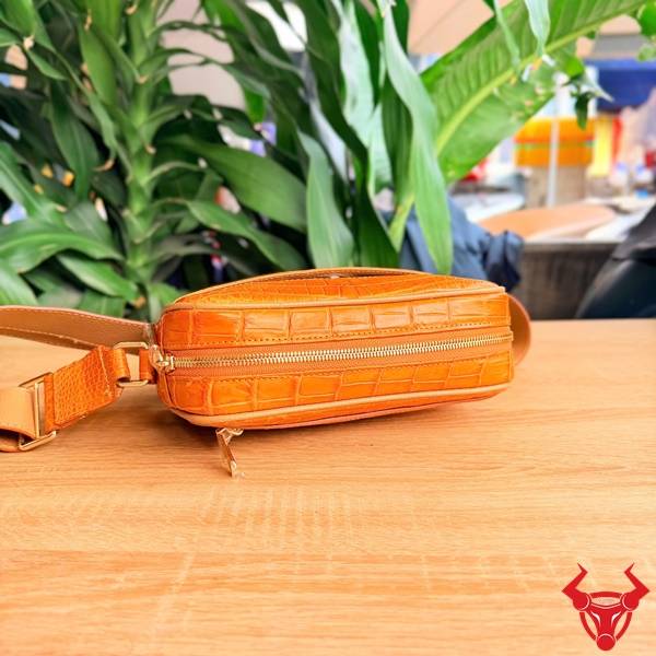 Túi Đeo Chéo Da Bụng Cá Sấu C13A8 Bền Đẹp Theo Thời Gian Túi đeo chéo da cá sấu C13A8 cao cấp cho doanh nhân.
