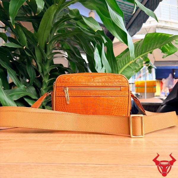 Túi Đeo Chéo Da Cá Sấu C13A8 Đẳng Cấp Cho Nam Giới Túi đeo chéo da cá sấu C13A8 dành cho nam giới hiện đại.