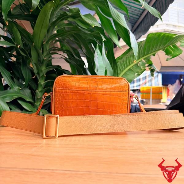 Túi Đeo Chéo Nam Da Bụng Cá Sấu Màu Cam Nổi Bật Túi đeo chéo nam da cá sấu C13A8 thời trang màu cam.