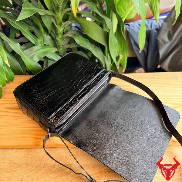 Túi Messenger Da Cá Sấu TYC10 Sang Trọng Cho Công Việc Túi messenger đựng laptop 15 inch da cá sấu TYC10 cao cấp.