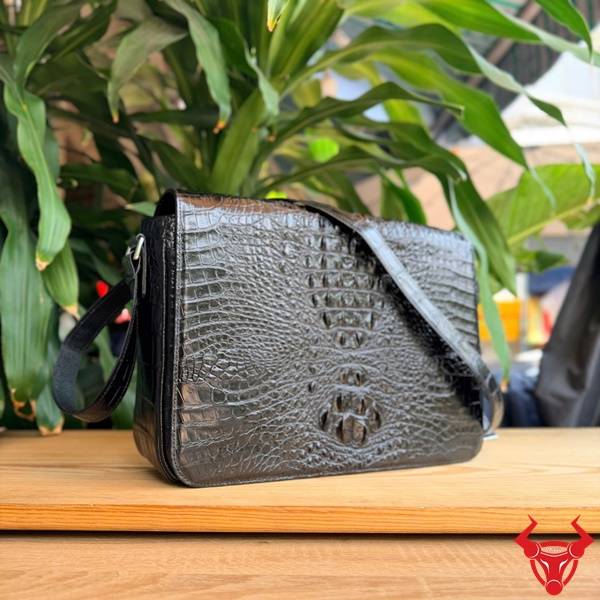 Túi Đựng Laptop 15 Inch Da Cá Sấu TYC10 Chính Hãng Túi messenger da cá sấu TYC10 đựng laptop 15 inch tiện lợi.