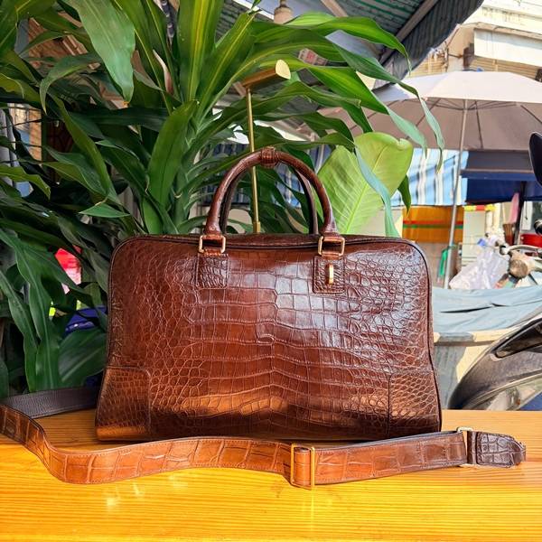Túi Xách Trống Du Lịch Da Bụng Cá Sấu TYC02 Màu Nâu Đất Cao Cấp Túi xách trống du lịch da bụng cá sấu TYC02 màu nâu đất cao cấp.