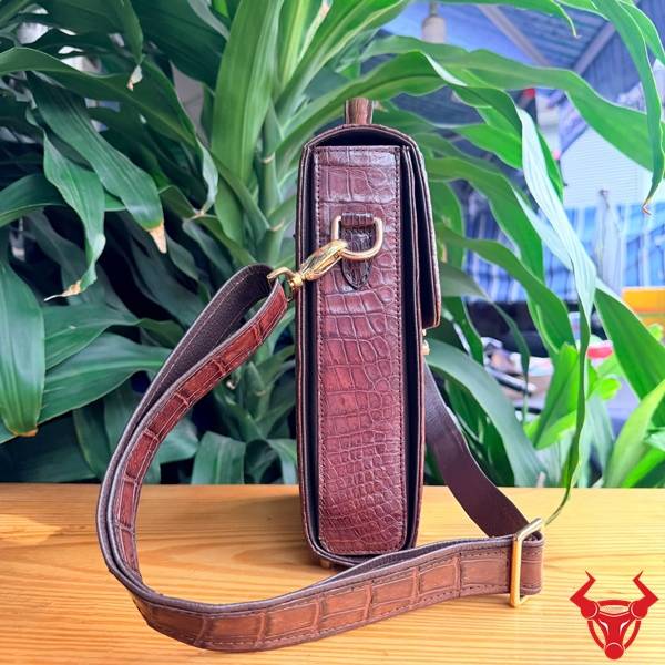 Túi Đeo Chéo Nam Da Cá Sấu Gù TICA4-A Bền Đẹp Chuẩn Form Túi đeo chéo nam da cá sấu gù TICA4-A thời trang màu nâu đất.