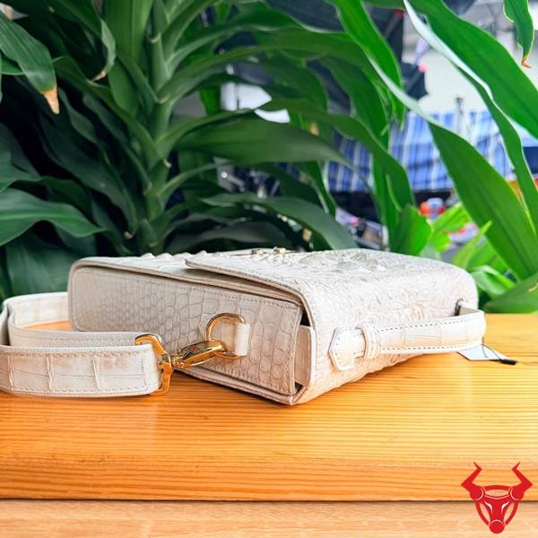 Túi đeo chéo nam da cá sấu gù TICA4-A hoàn thiện tinh xảo.
